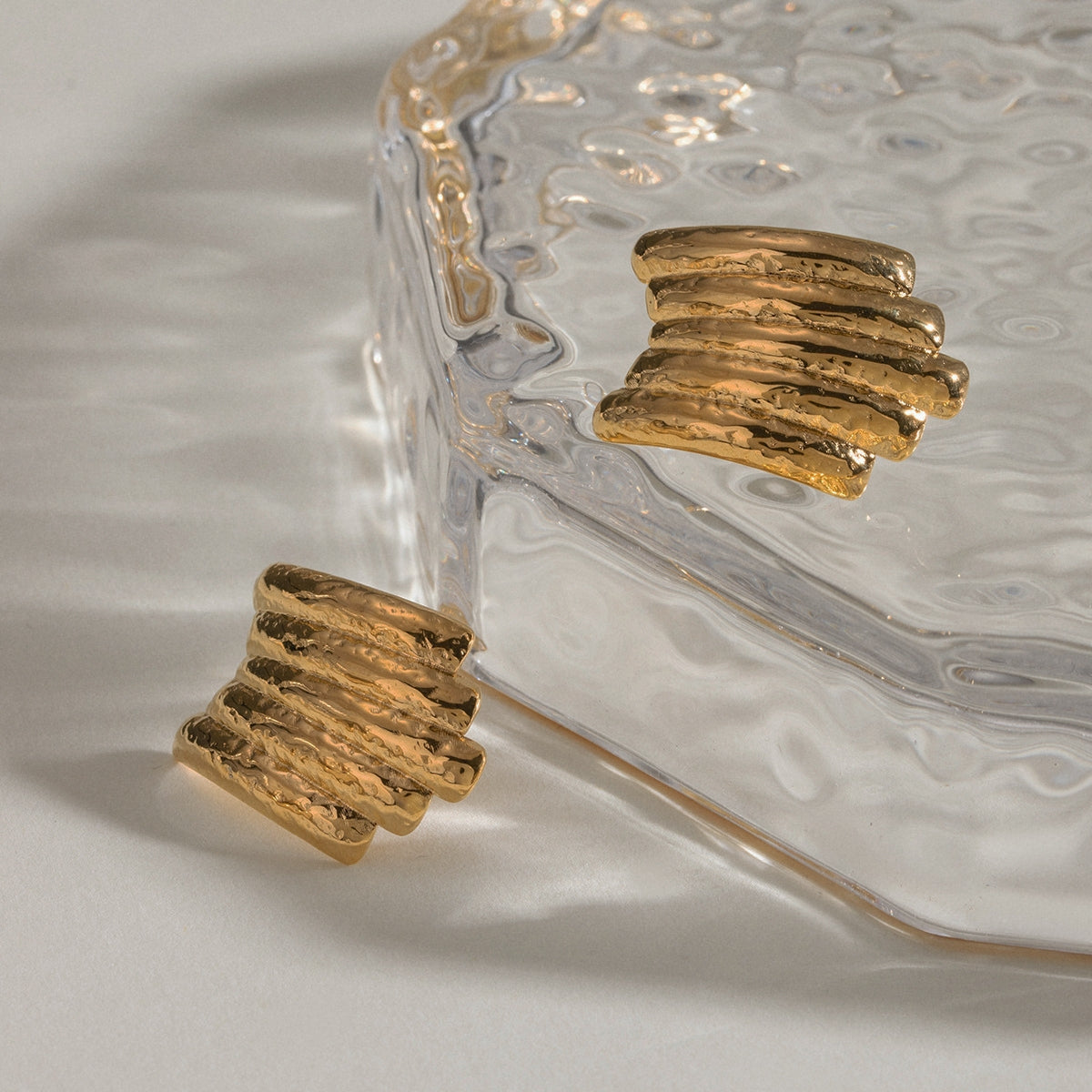 Simple vertical hammer earring